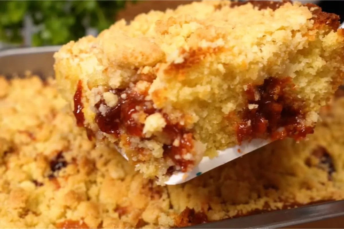 Cuca de goiabada deliciosa: farofinha crocante, goiabada e massa bem fofinha