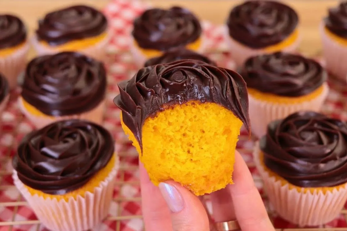 Cupcake de cenoura com brigadeiro super fácil e fofinho para a festa da criançada