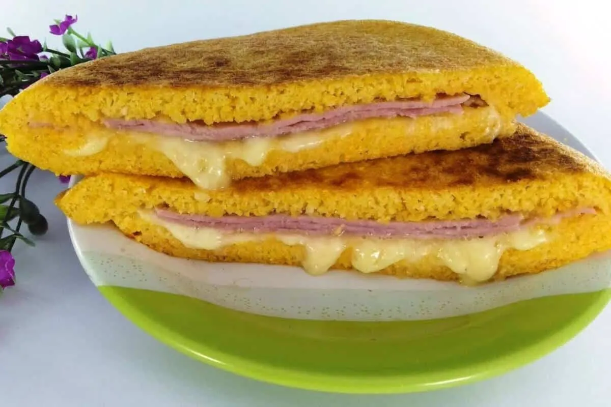 Cuscuz de frigideira recheado: ótima opção para substituir o pão francês na hora do café