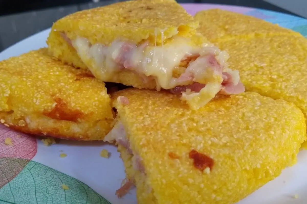 Cuscuz de frigideira recheado: serve bem você e sua família em qualquer refeição
