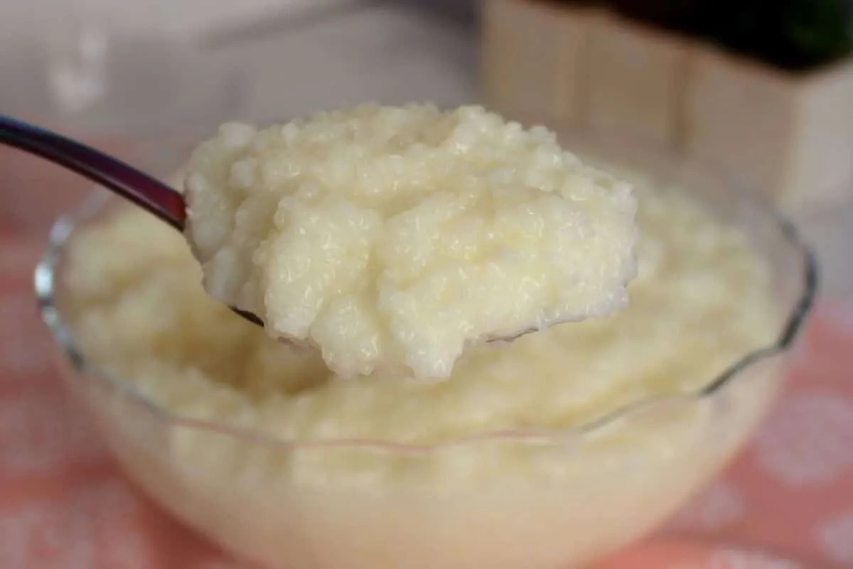 Cuscuz de tapioca delicioso, que não precisa ir ao fogo e fica com uma textura perfeita