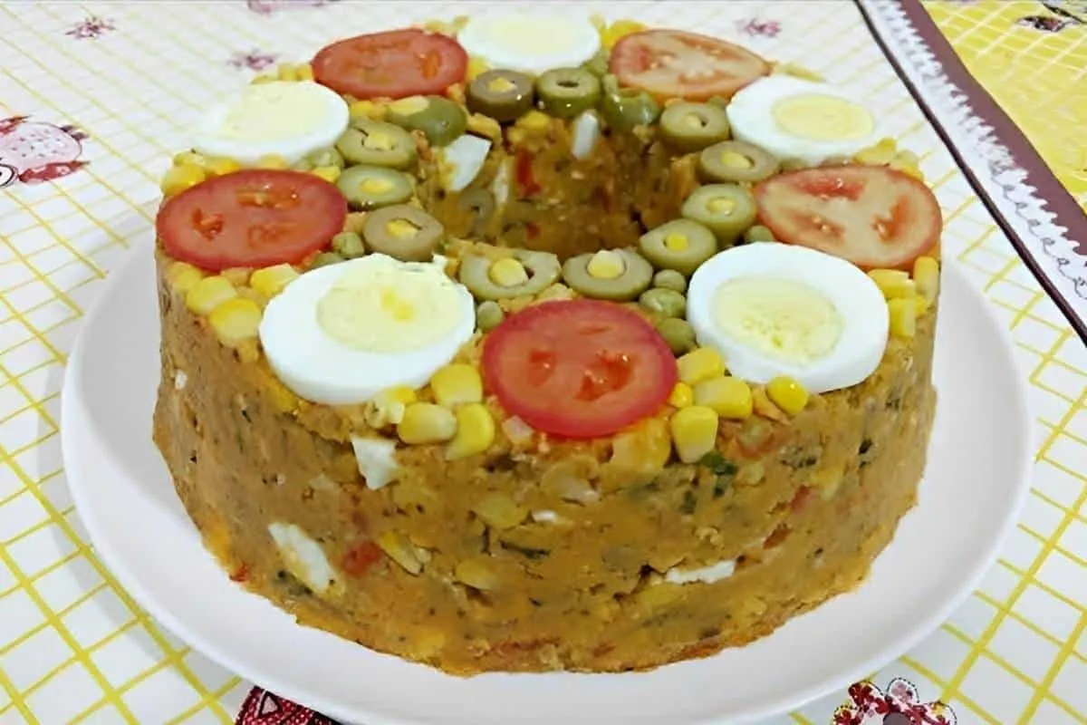 Cuscuz paulista fácil feito na panela comum e enformado em forma de pudim simples e delicioso