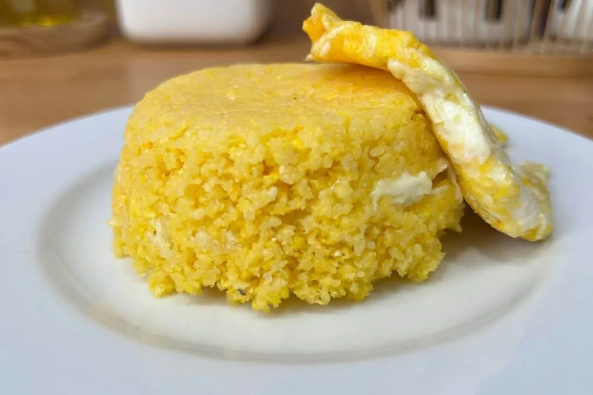 Cuscuz temperado e delicioso feito sem cuscuzeira para facilitar sua vida na cozinha