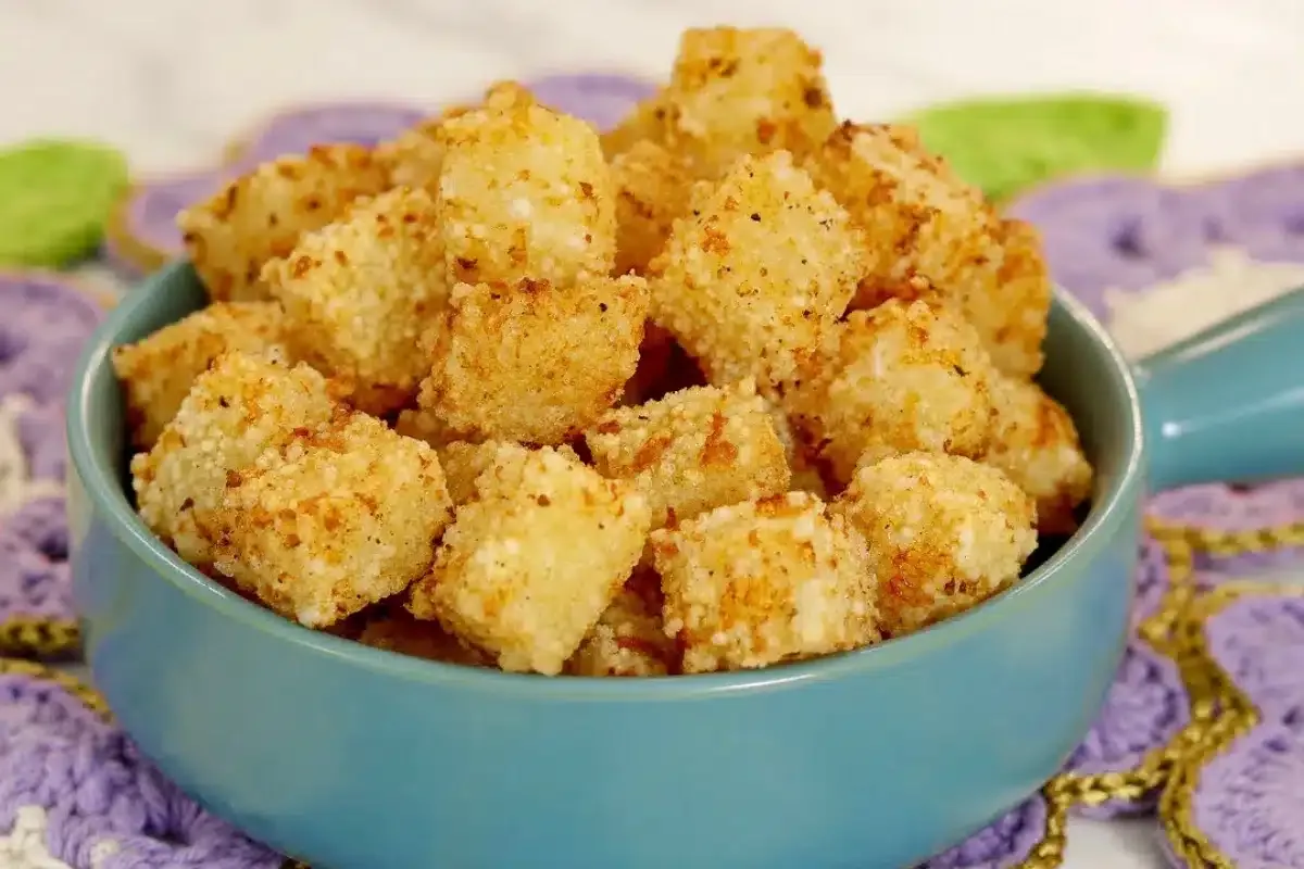 Dadinho de tapioca com queijo crocante para servir como petisco na sua ceia de Ano Novo