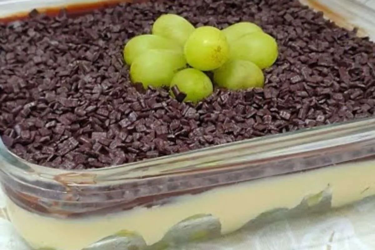 Delícia de uva na travessa, essa sobremesa é fácil e combina o azedinho da fruta com um creme maravilhoso