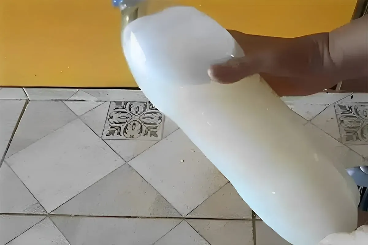 Descobri como fazer limpa pisos caseiro que desencardiu minha garagem rapidinho