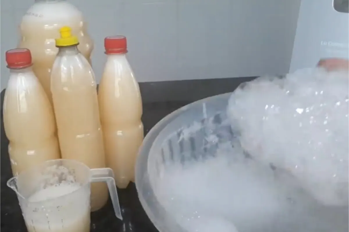 Detergente caseiro 2 em 1: rende muito e espuma bastante na hora de lavar louça