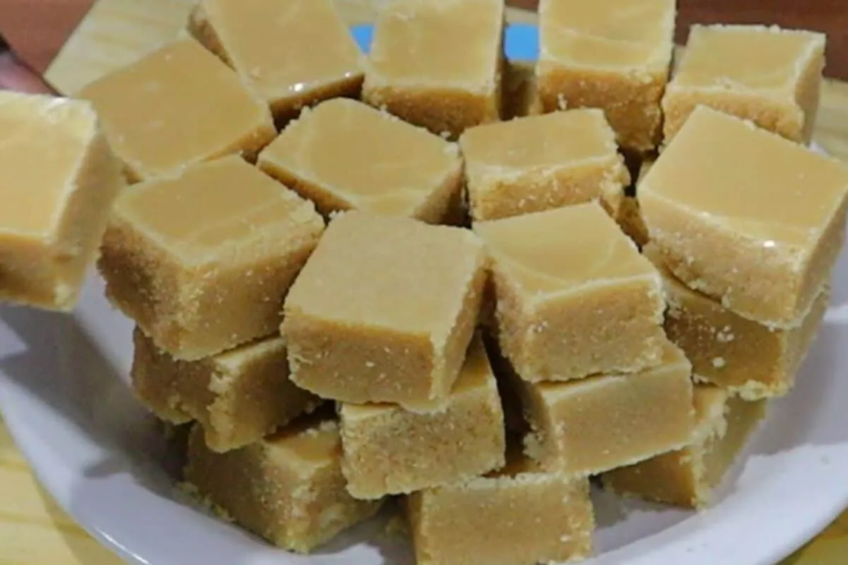 Doce de leite de corte pronto em minutos que derrete na boca para sua mesa de doces