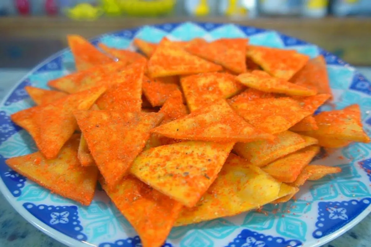 Doritos caseiro crocante e delicioso feito em poucos passos simples e práticos