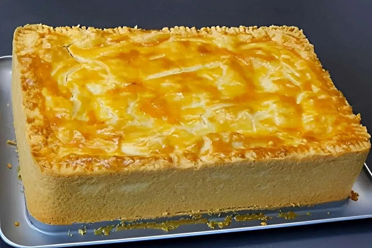 Empadão de frango bem fácil de preparar com aquela massa bem macia e que derrete na boca