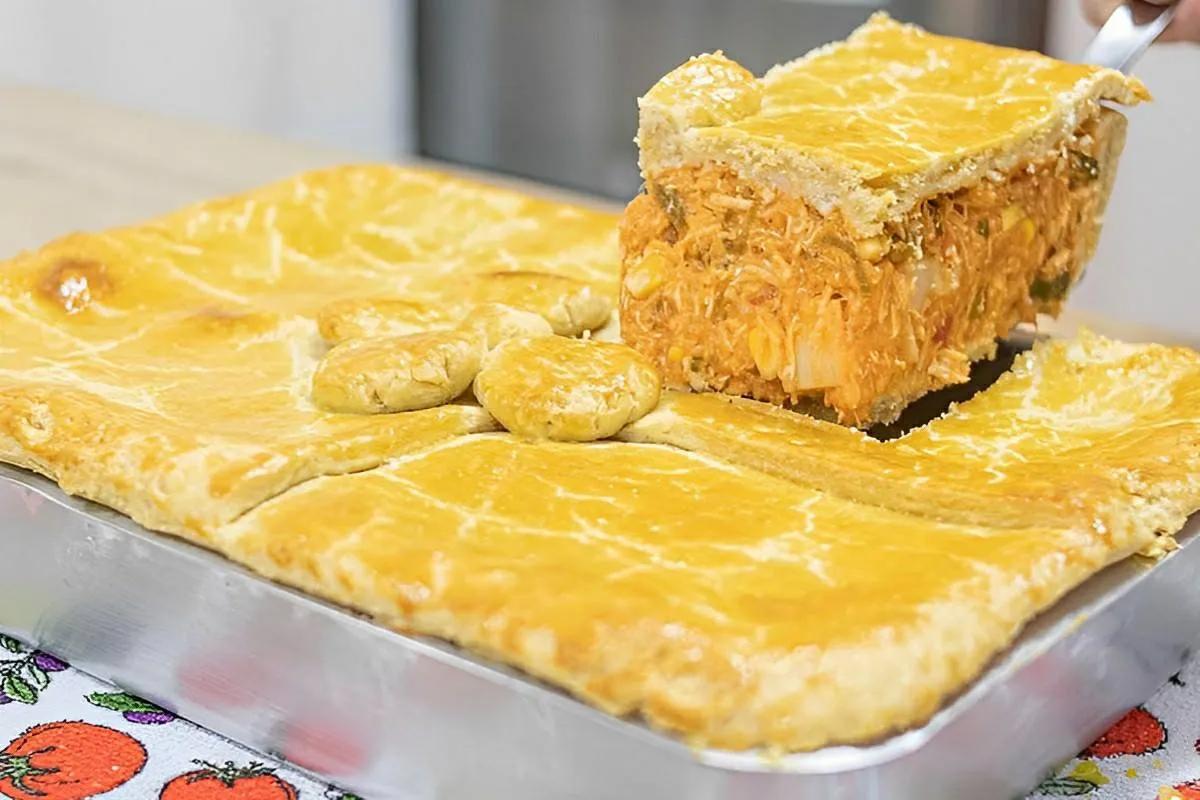 Empadão de frango com massa fácil e recheio de frango cremoso uma delícia