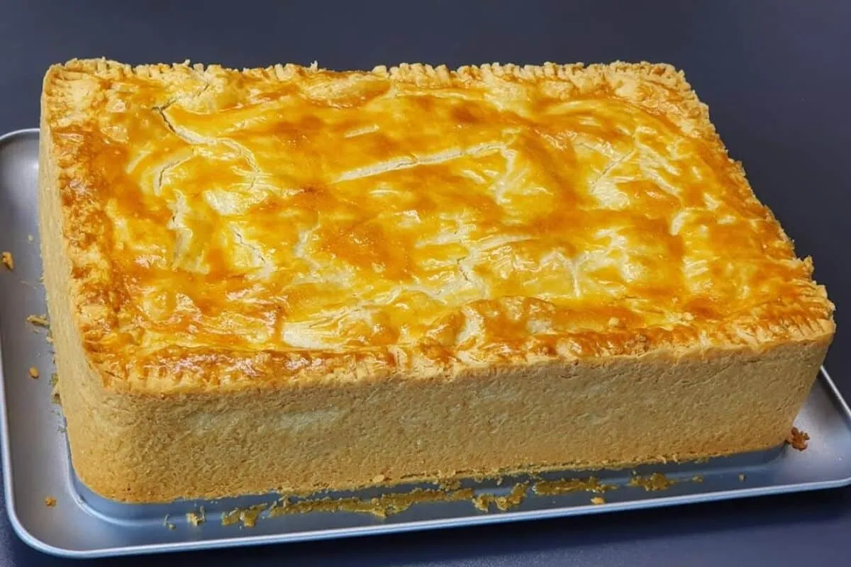 Empadão de frango com massa perfeita que desmancha na boca e recheio maravilhoso