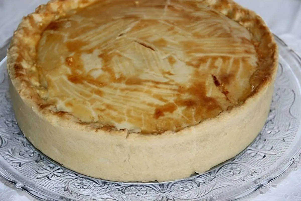 Empadão de frango com massa podre e recheio de frango cremoso uma delícia