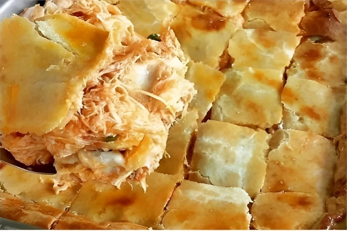 Empadão de frango com massa que desmancha na boca e recheio bem temperadinho