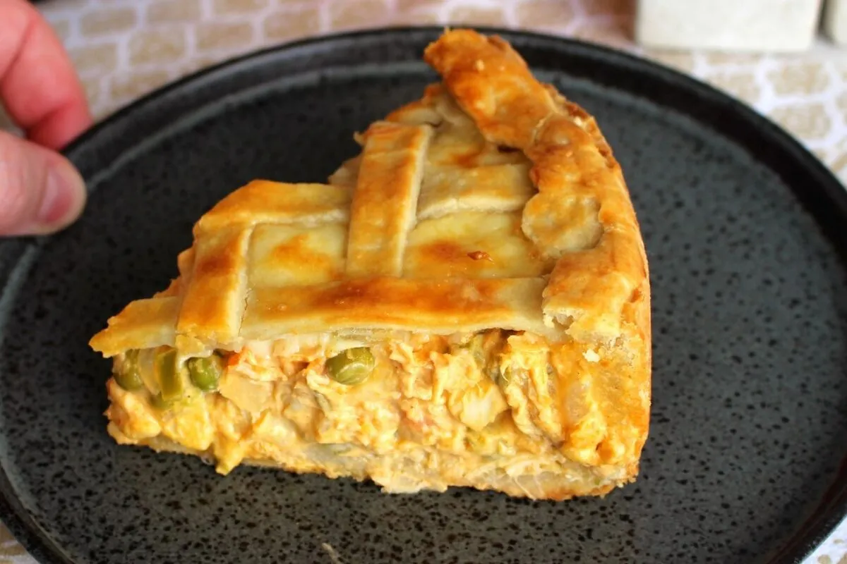 Empadão de frango com palmito, com uma massa que derrete na boca e um recheio bem cremoso