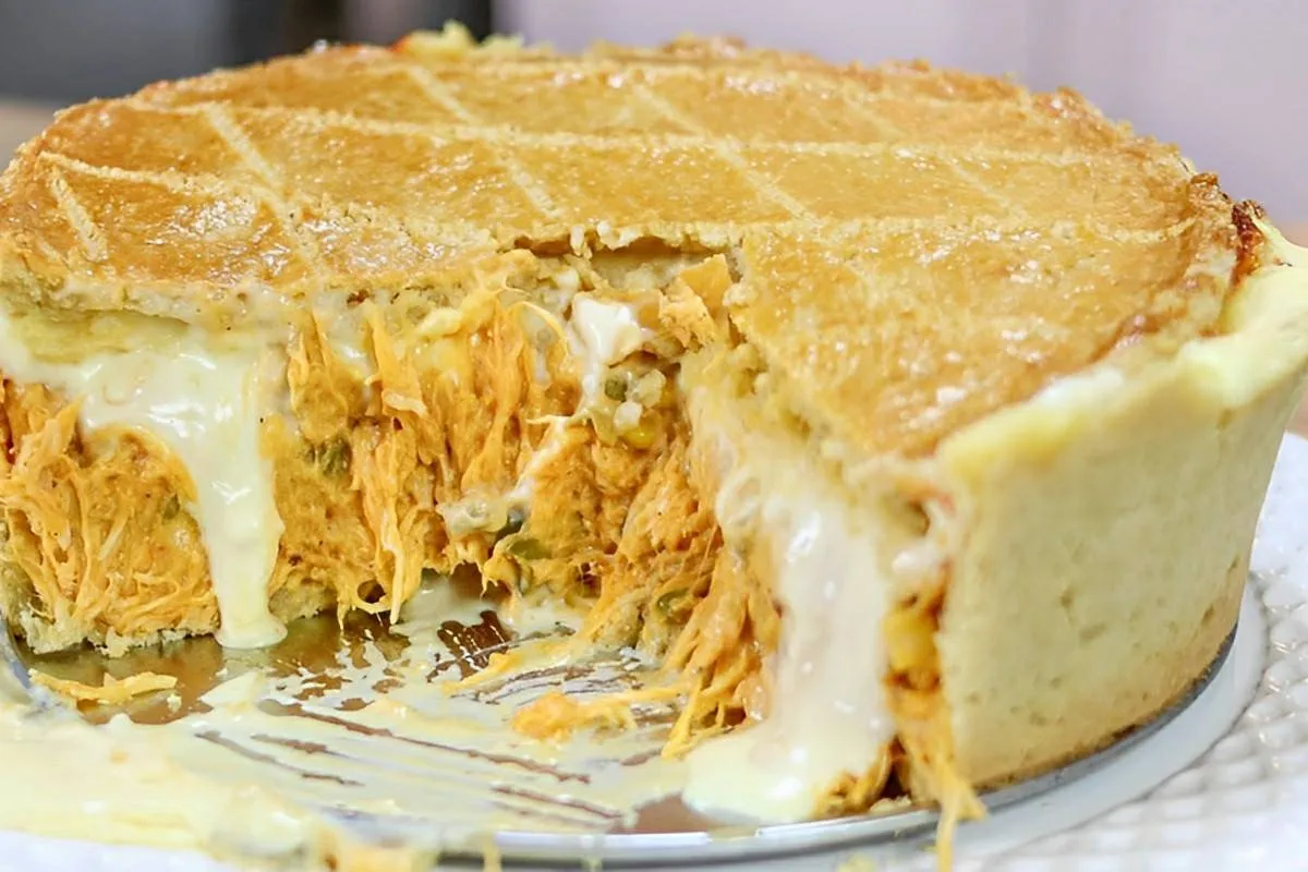 Empadão de frango cremoso com requeijão feito com massa que derrete na boca uma delícia