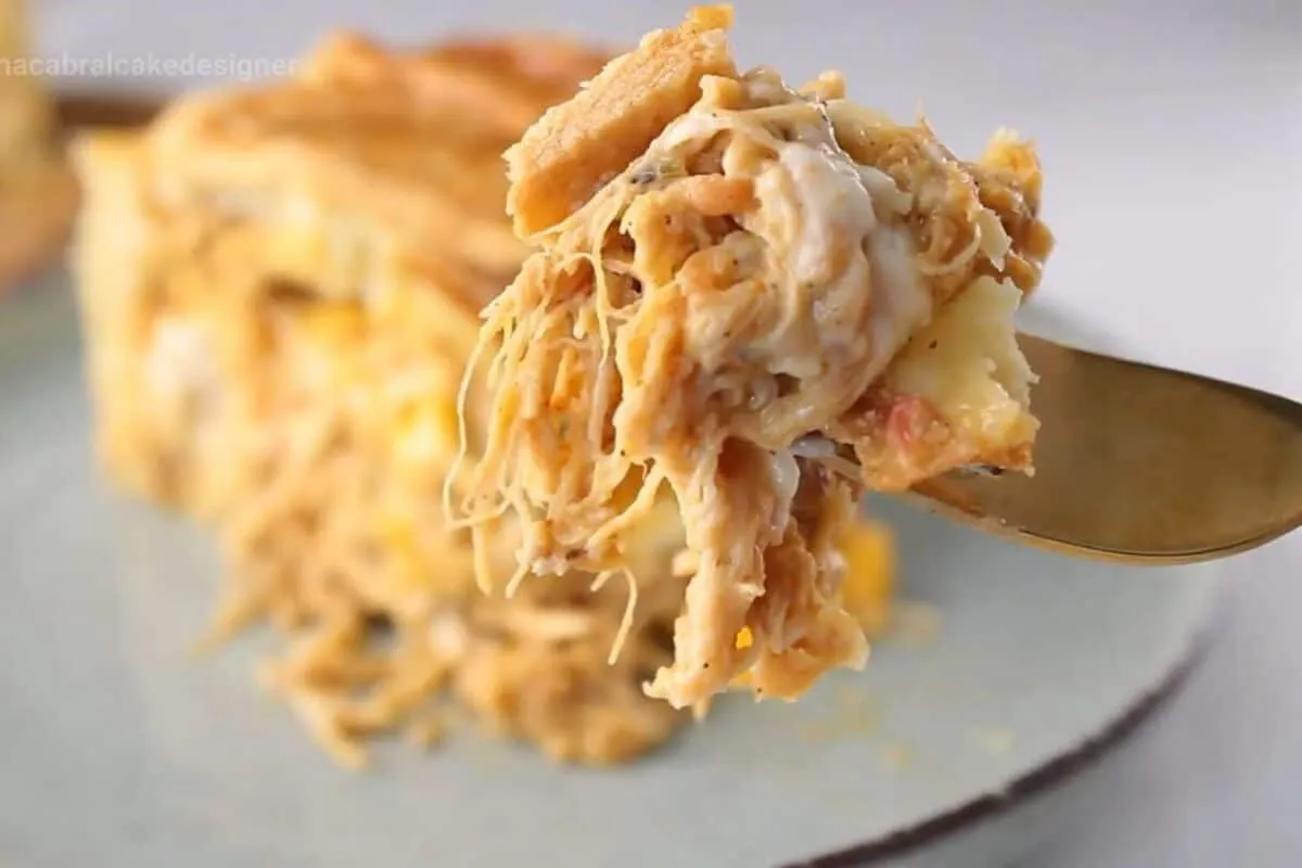 Empadão de frango cremoso, com um recheio muito saboroso e uma massa que derrete na boca