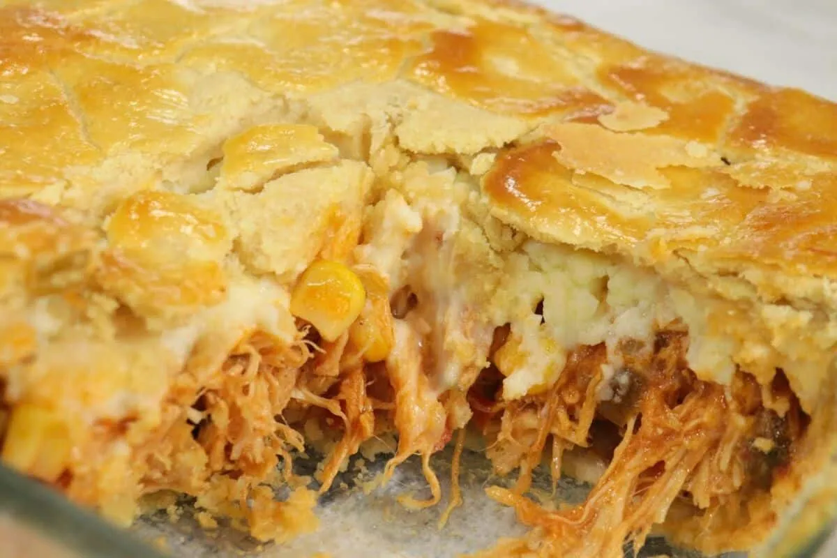 Empadão de frango cremoso, com uma massa incrível que derrete na boca e um recheio divino