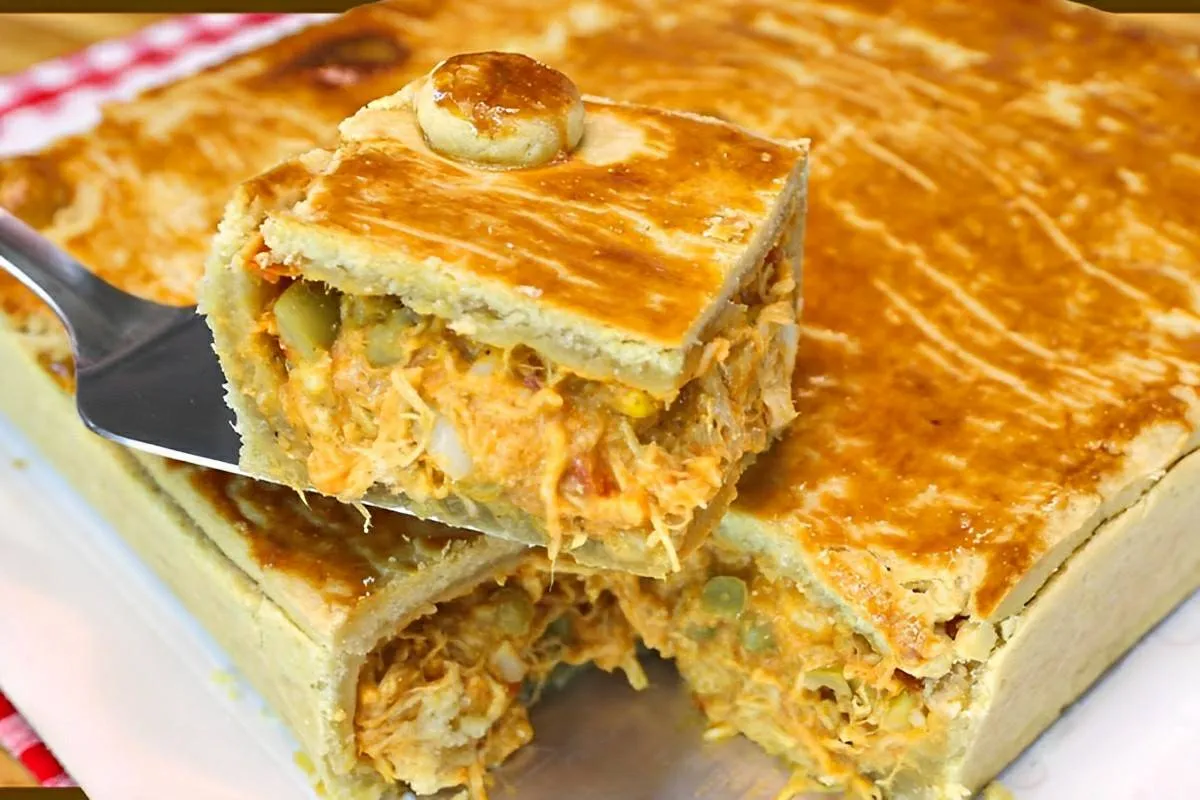 Empadão de frango cremoso e delicioso feito com massa podre de 3 ingredientes
