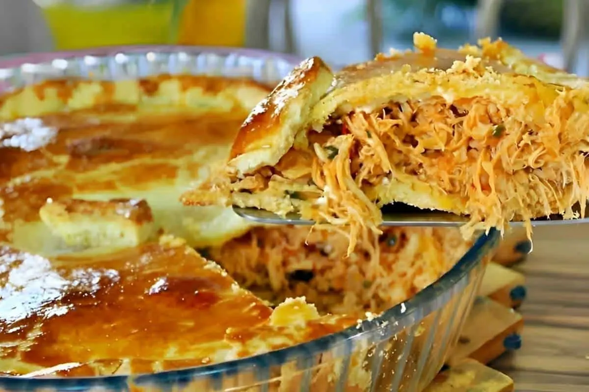Empadão de frango fácil com massa que derrete na boca e um recheio temperadinho delicioso