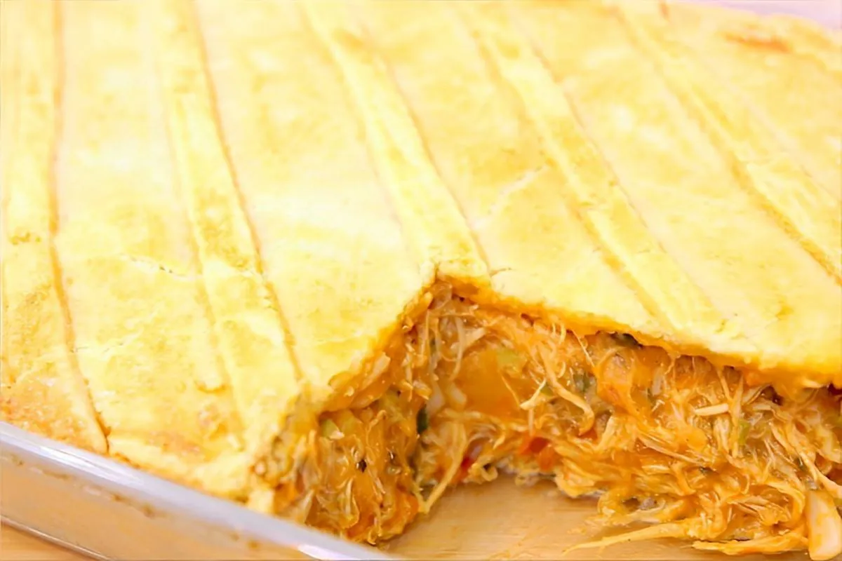 Empadão de frango que derrete na boca misturei os ingredientes da massa coloquei recheio e assei