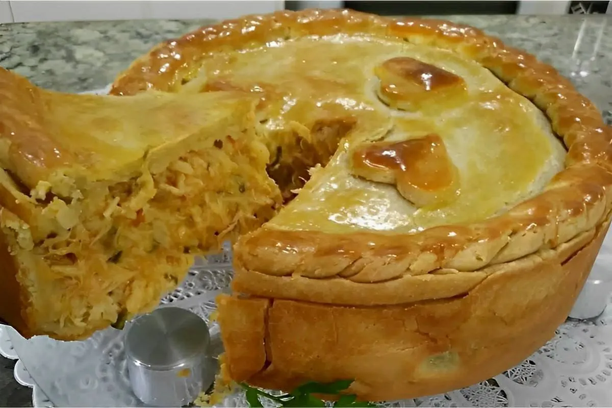 Empadão de massa podre com massa fácil de preparar que derrete na boca e recheio delicioso