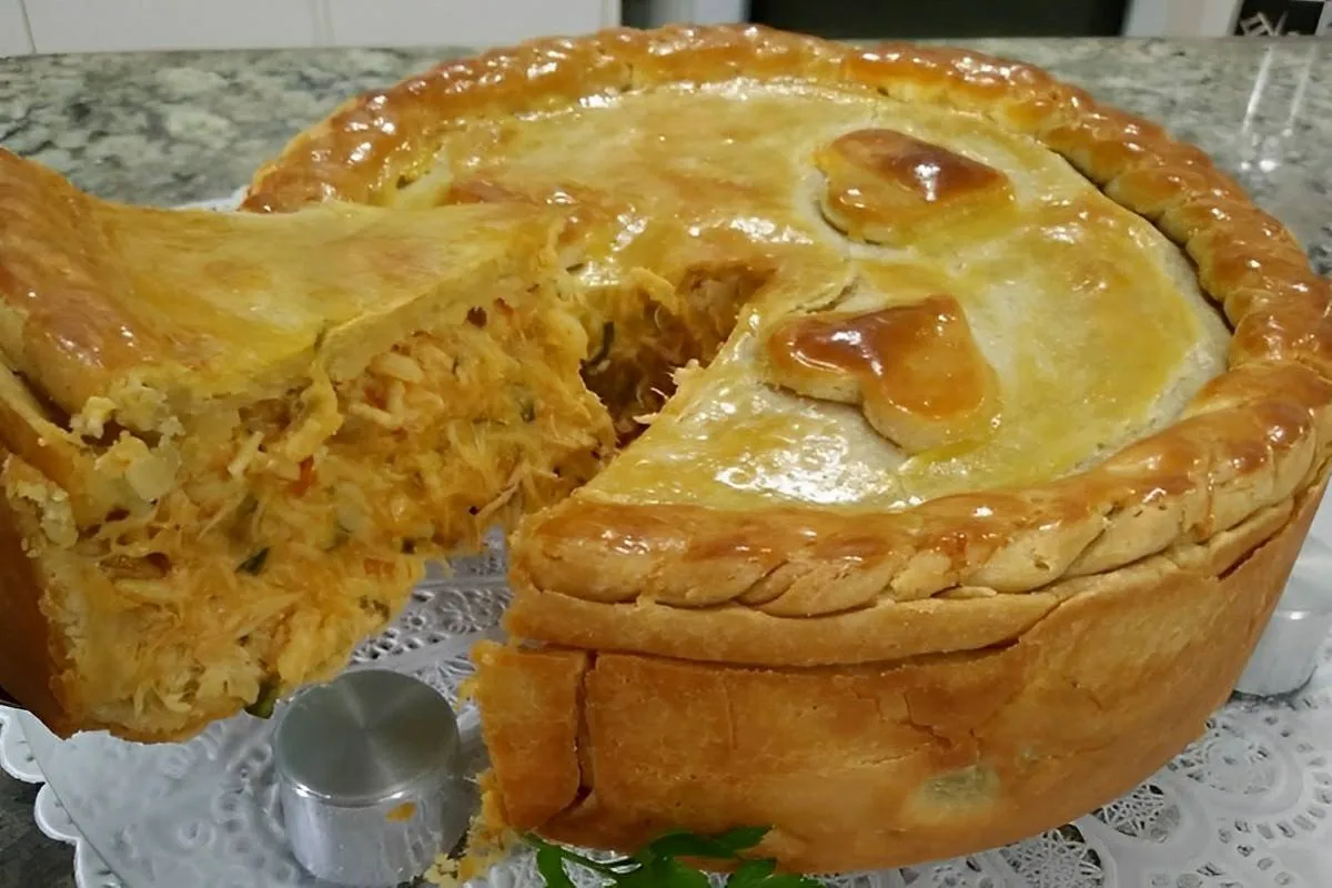 Empadão de massa podre que a massa derrete na boca com recheio delicioso e fácil de preparar