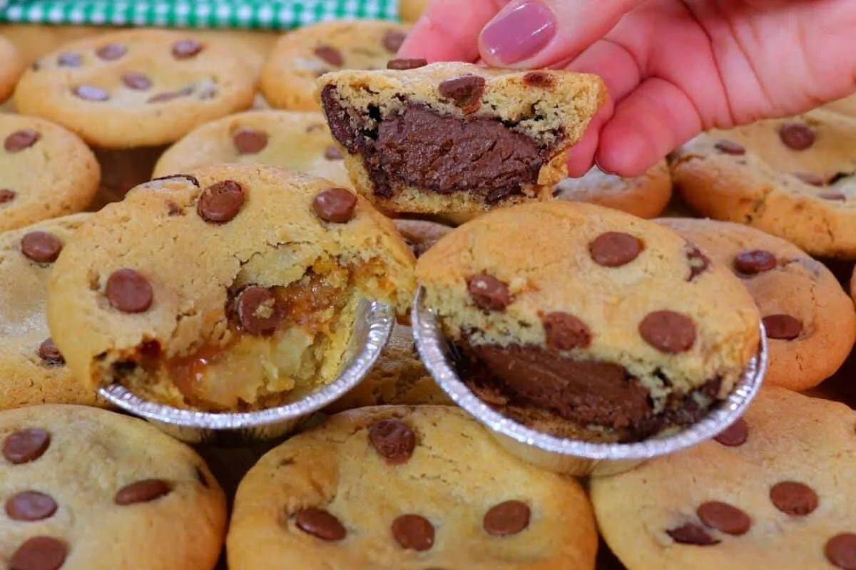 Empadinha de cookies recheadas que parece docinho de confeitaria chique