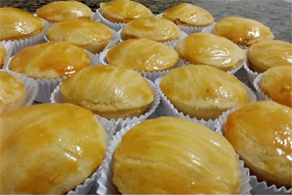 Empadinha de frango com massa que derrete na boca e recheio bem úmido e saboroso