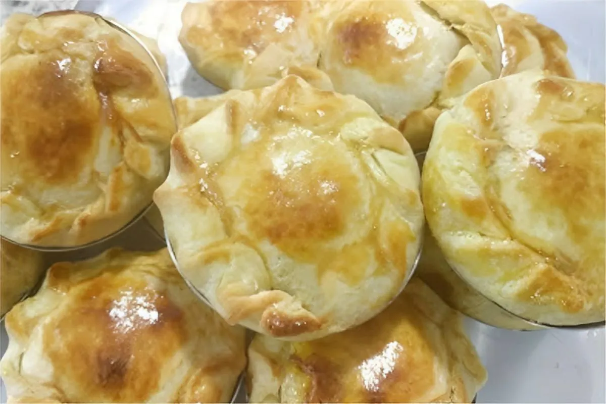 Empadinha de frango que desmancha na boca com massa de 3 ingredientes para fazer e vender