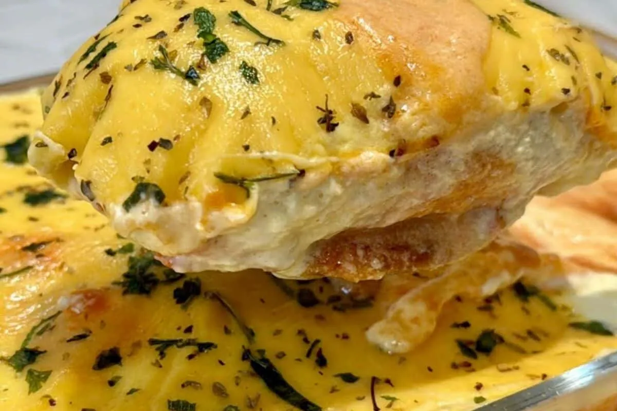 Enroladinho de frango prático e recheado que fica perfeito para servir no lanche