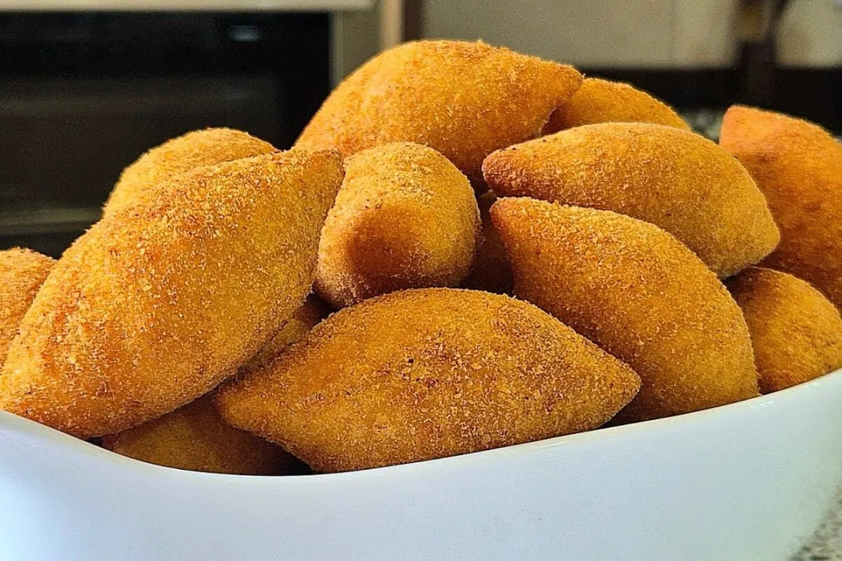 Enroladinho de presunto e queijo: essa massa é tão boa que dá certo com qualquer salgado frito