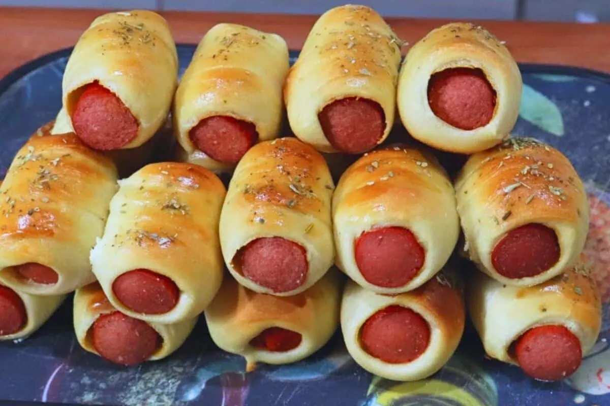 Enroladinho de salsicha delicioso: massa bem macia, fácil de preparar e ótima para lanches