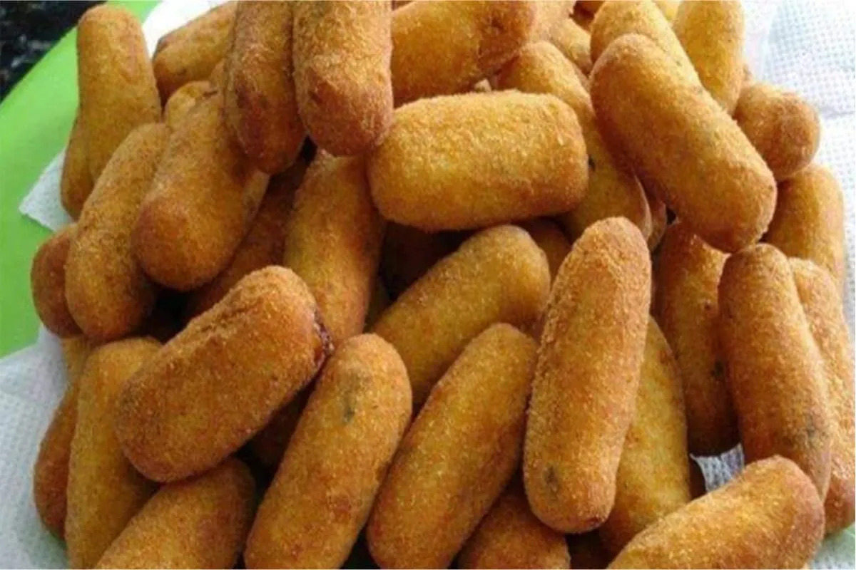 Enroladinho de salsicha frito um salgadinho barato muito fácil e delicioso