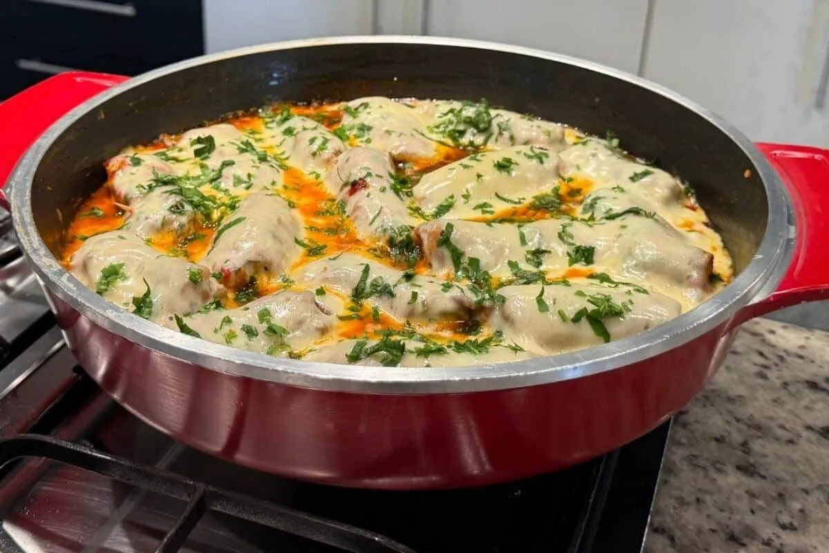 Enroladinho mineiro ao molho com o segredo da carne recheada que derrete na boca e vai deixar o seu almoço de domingo muito mais especial