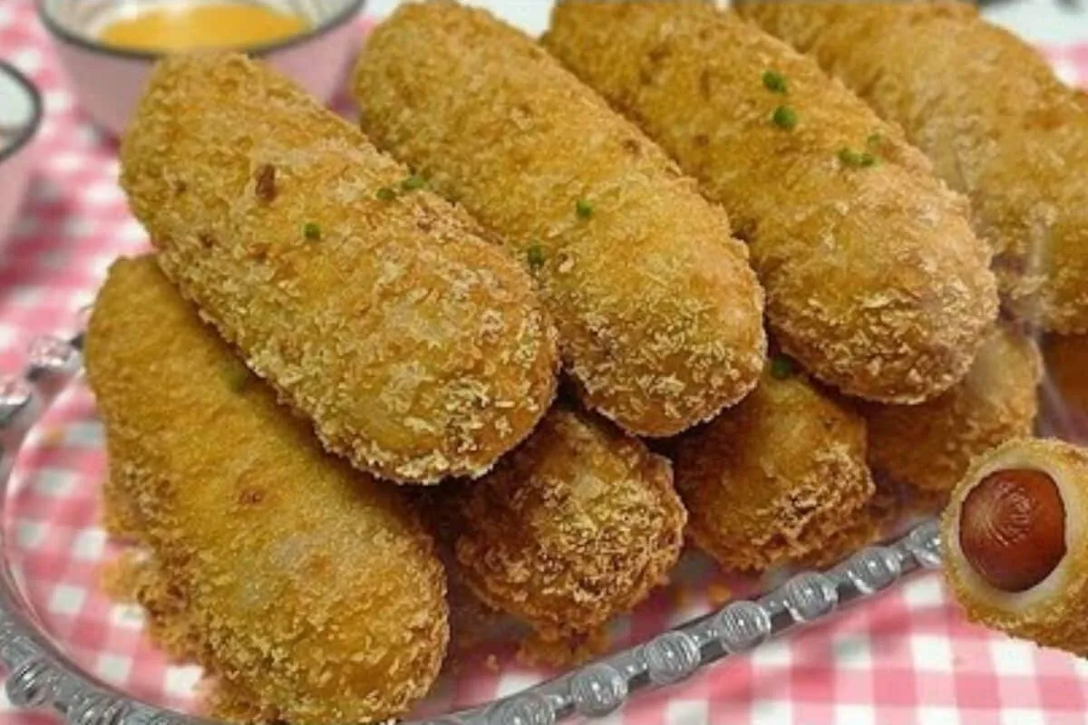 Enrolado de salsicha frito crocante e delicioso feito em poucos minutos