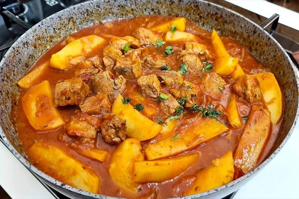 Ensopado de carne com batata de um jeito que só minha mãe sabe fazer