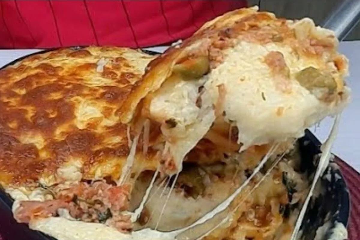Escondidinho de calabresa, que fica cremoso, tem um preparo fácil e vai arrasar no jantar em família do final de semana