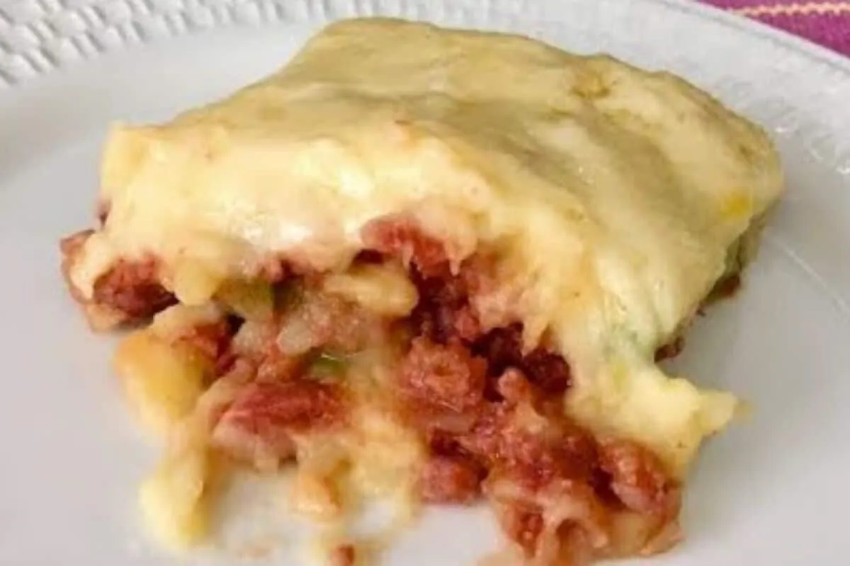 Escondidinho de calabresa simples, econômico e cheio de sabor para o dia a dia