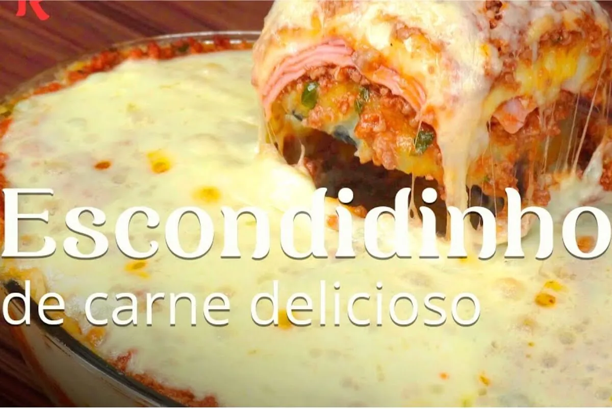 Escondidinho de carne moída bem temperado, com purê cremoso e muito queijo por cima