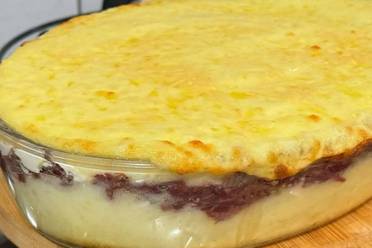 Escondidinho de carne seca gratinado com purê cremoso e recheio bem super suculento