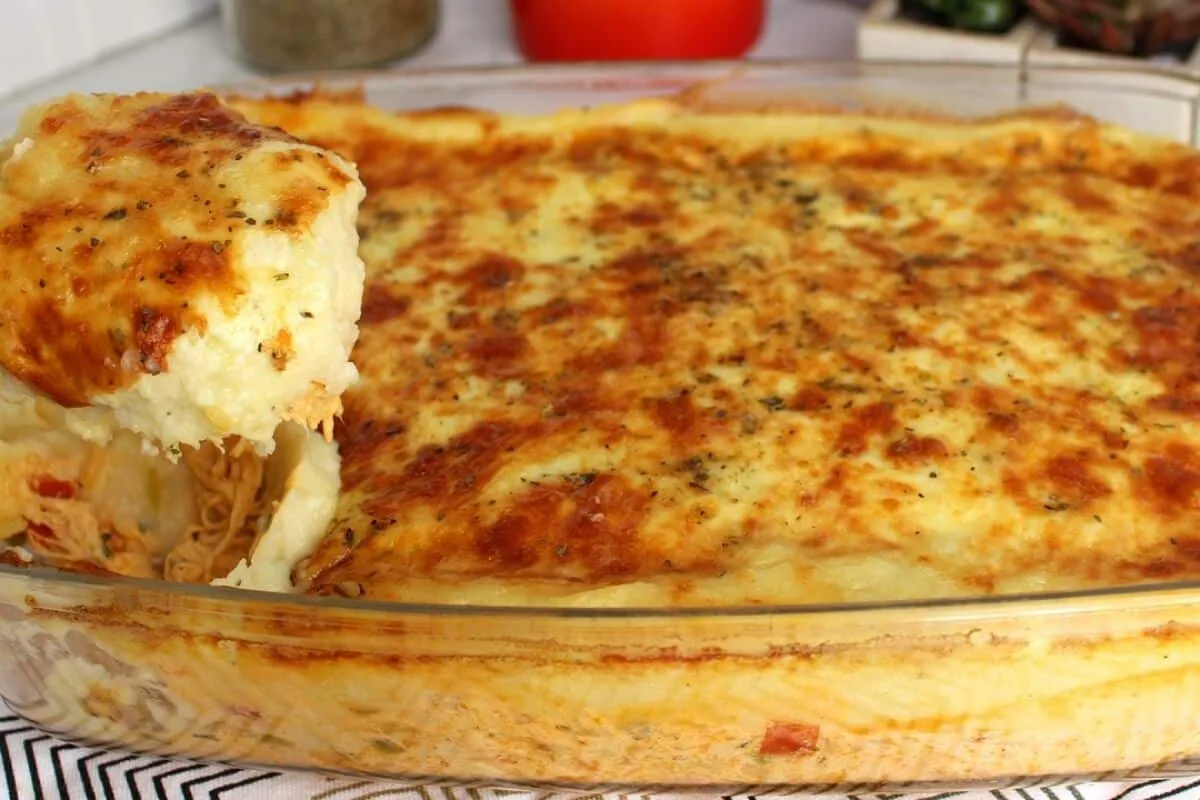 Escondidinho de frango com requeijão que conquista todo mundo na sua casa
