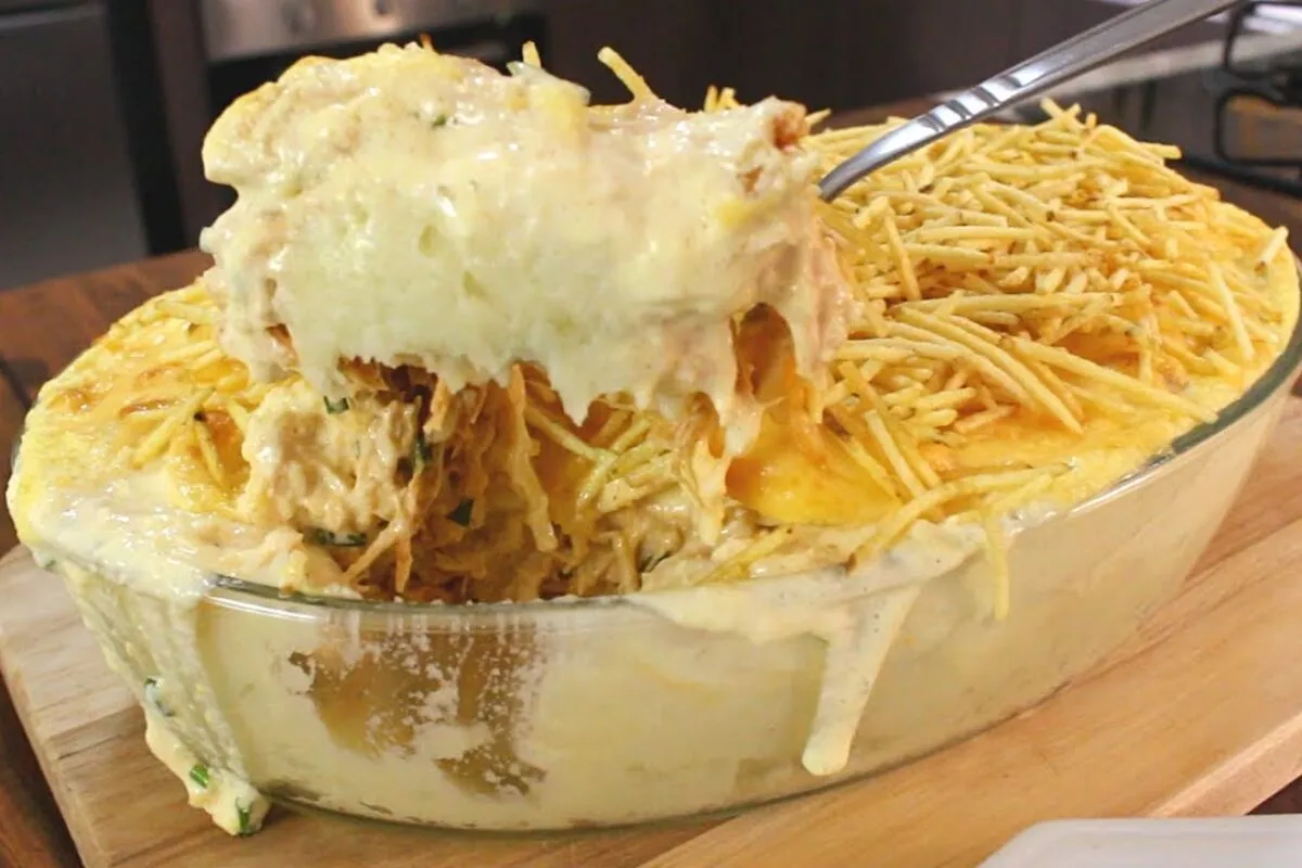 Escondidinho invertido de fricassê: uma receita simples, rápida e muito cremosa para o seu almoço