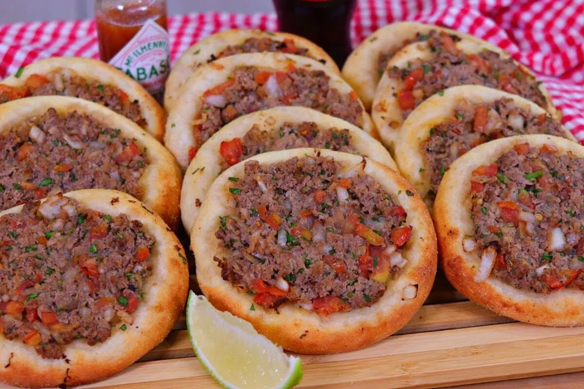 Esfiha aberta de carne: receita econômica e fácil, que fica igualzinha aquela da lanchonete famosa