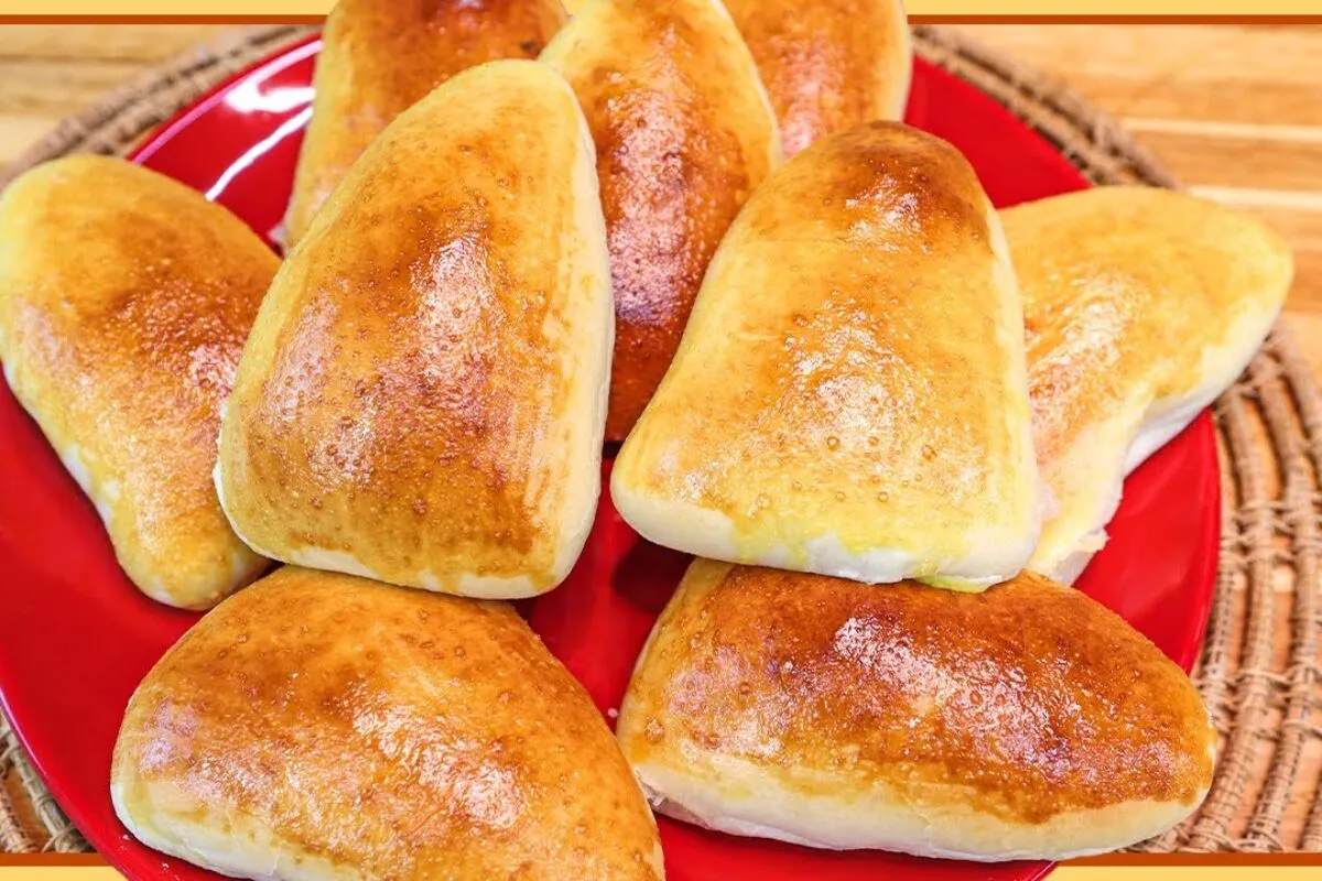 Esfiha de frango fofinha feita em casa, deliciosa, suculenta e perfeita para saborear em família