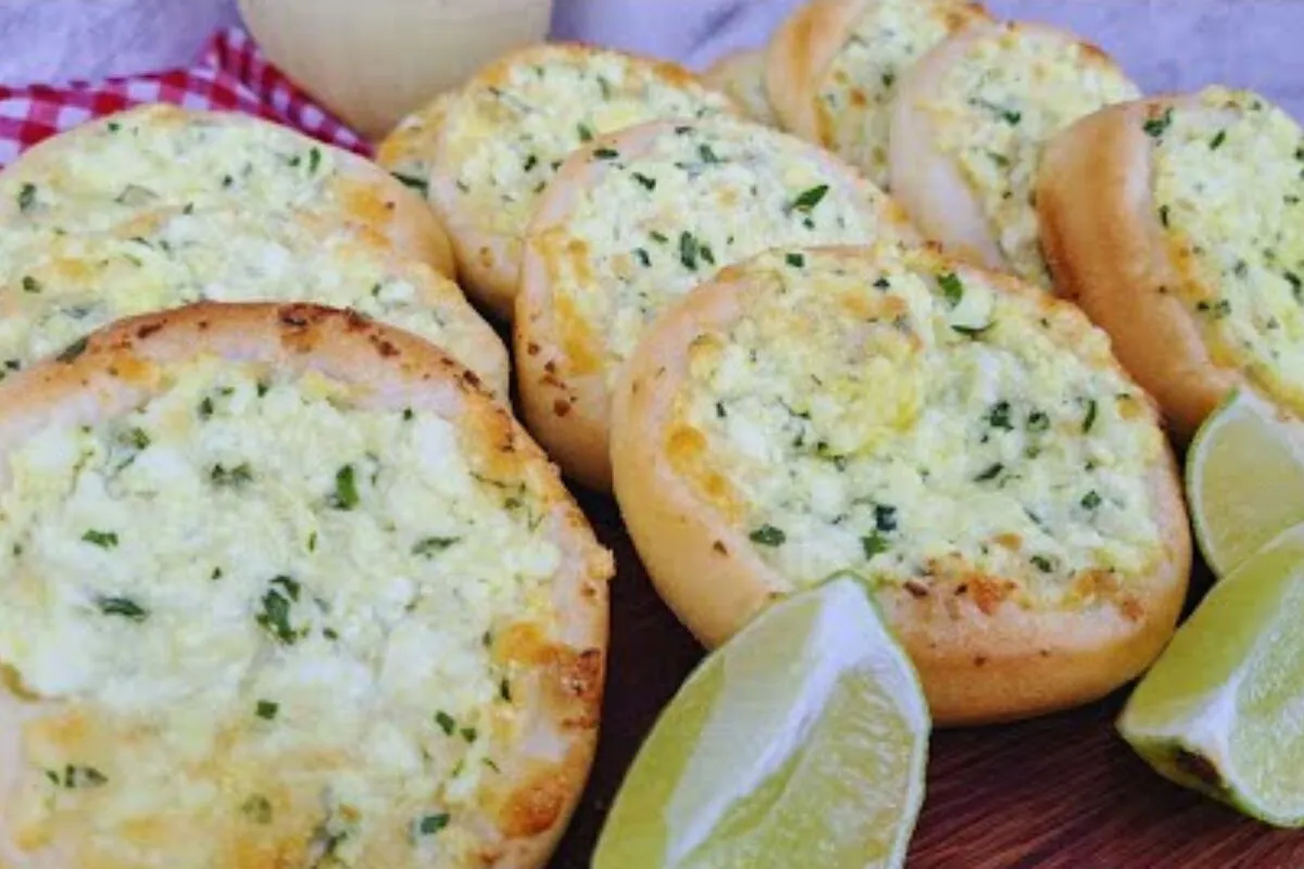 Esfirra de queijo, com a massa mais fofinha do mundo e um recheio de queijo maravilhoso
