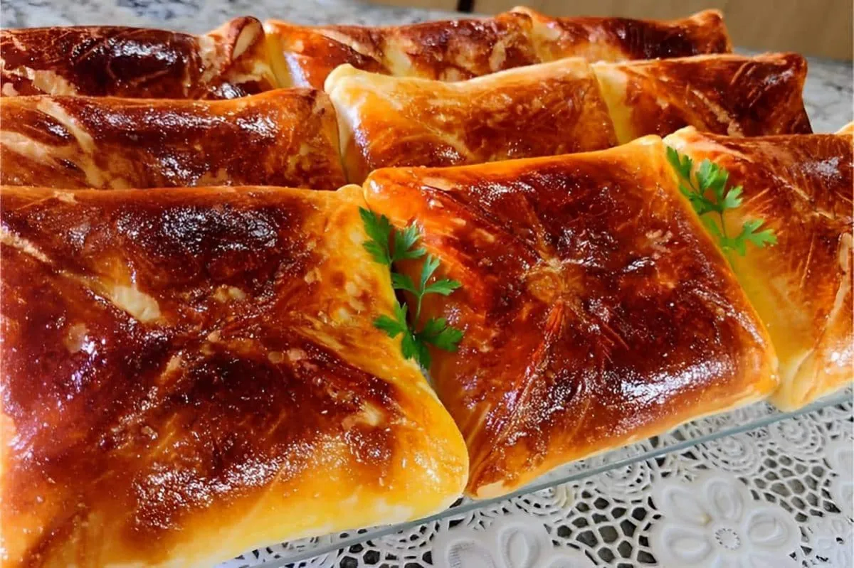 Esfirras de queijo deliciosas e fáceis de fazer para o lanche da tarde