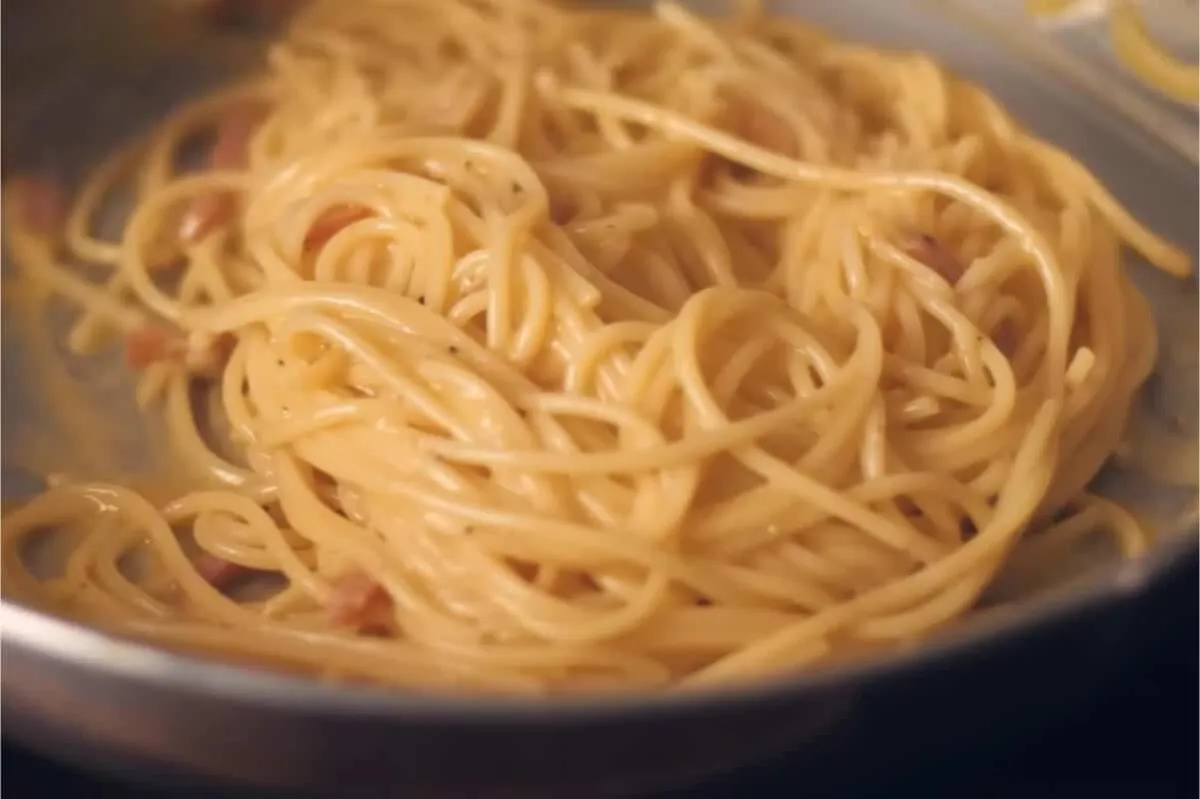 Espaguete à carbonara com dicas especiais, receita simples que impressiona no sabor