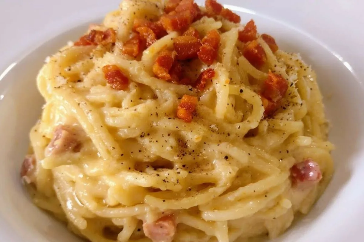 Espaguete à carbonara fácil, quentinho e com sabor irresistível