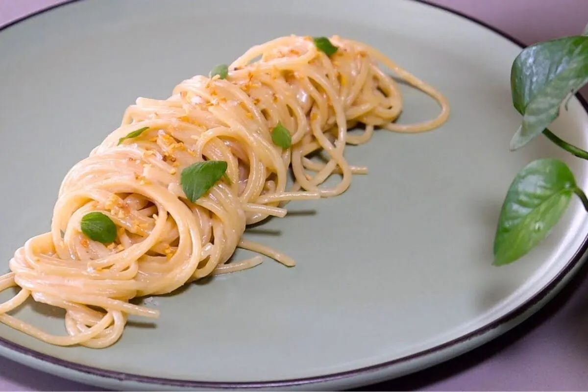 Espaguete com pasta de alho: um prato simples de fazer mas carregado de sabor